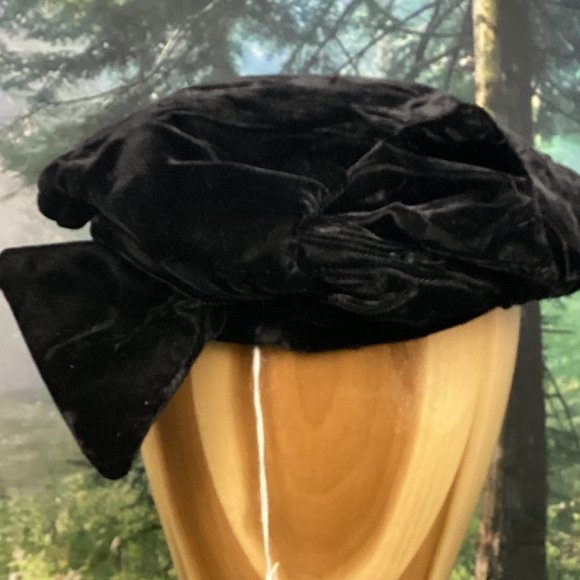 Vintage Plaza Suite by Betmar Black Crushed Velvet Beret Hat NEW